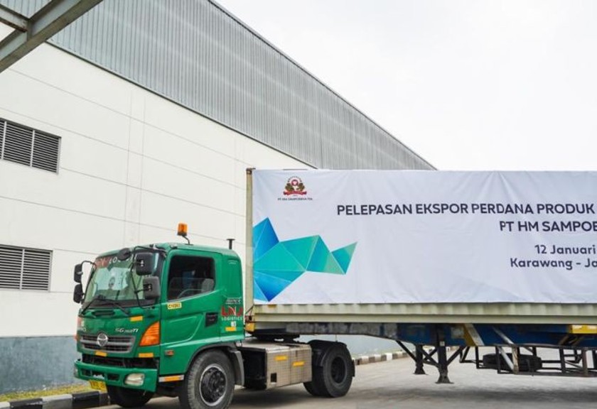 Truk yang mengangkut produk tembakau inovatif bebas asap milik PT HM Sampoerna Tbk  yang akan diekspor ke Malaysia dan Filipina, di Karawang, Jawa Barat (13/1/2023). Antara/HO-Kemenko Perekonomian.
