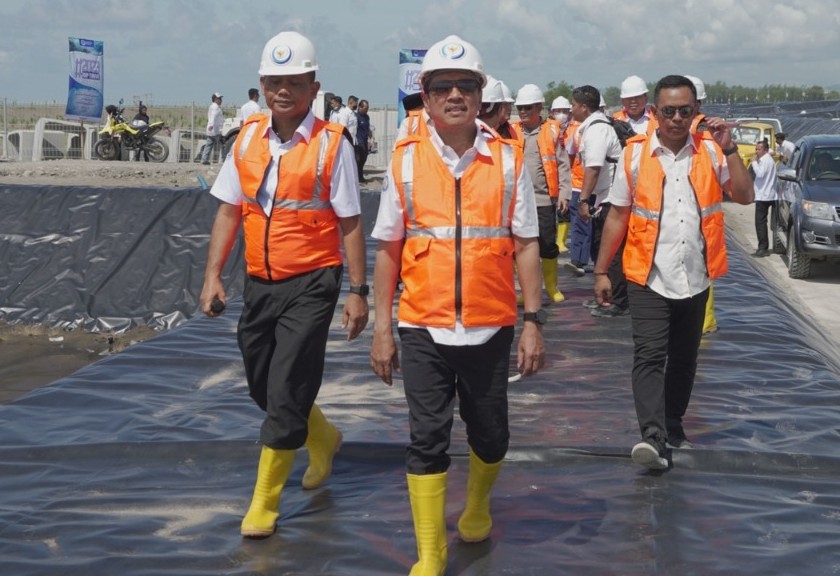 Menteri KKP, Sakti Wahyu Trenggono mengecek lokasi tambak udang modern di Kebumen, Jawa Tengah. (Dok. KKP)