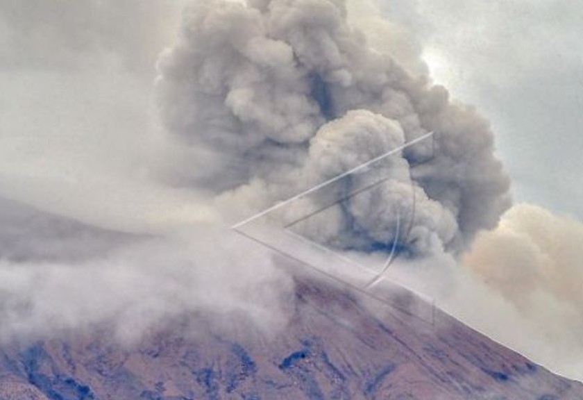 Gunung Kerinci erupsi. (Antara)