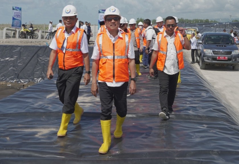 Menteri KKP Trenggono tinjau lokasi udang terbesar di Kebumen. (Dok. KKP)