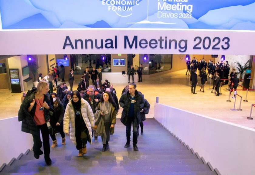 Peserta World Economic Forum (WEF) 2023 di kawasan tempat pertemuan di Resor Alpen Davos, Swiss, Senin (16/1/2023). 