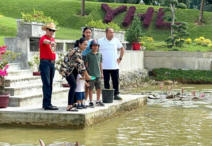 Yasonna bersama dengan anak dan sang cucu berjelajah keliling kebun dan tampak bahagia dengan aktivitas tersebut. Selain itu, ia juga mengajak keluarganya untuk memberi makan ikan di kolam.

(Instagram.com/@yasonna.laoly)