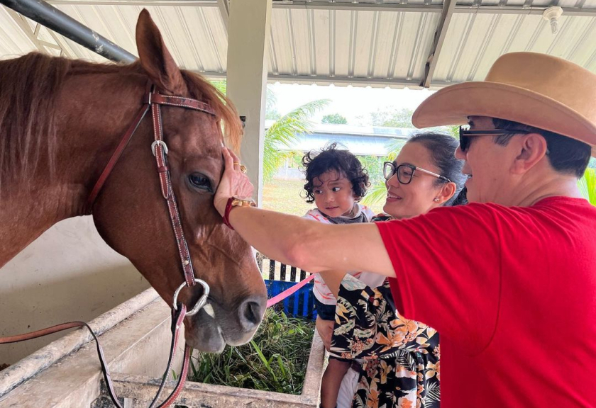 Yasonna juga mengajak mereka untuk melihat kuda miliknya dan mengajari cucu-cucunya untuk menyentuh dan memberanikan diri berinteraksi dengan kuda.

(Instagram.com/@yasonna.laoly)