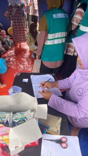 Seorang bidan mendata tumbuh kembang balita korban gempa Cianjur, Jawa Barat untuk diberikan biskuit sebagai PMT anak. (Antara/Hreeloita Dharma Shanti)