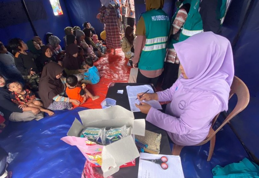 Seorang bidan mendata tumbuh kembang balita korban gempa Cianjur, Jawa Barat untuk diberikan biskuit sebagai PMT anak. (Antara/Hreeloita Dharma Shanti)