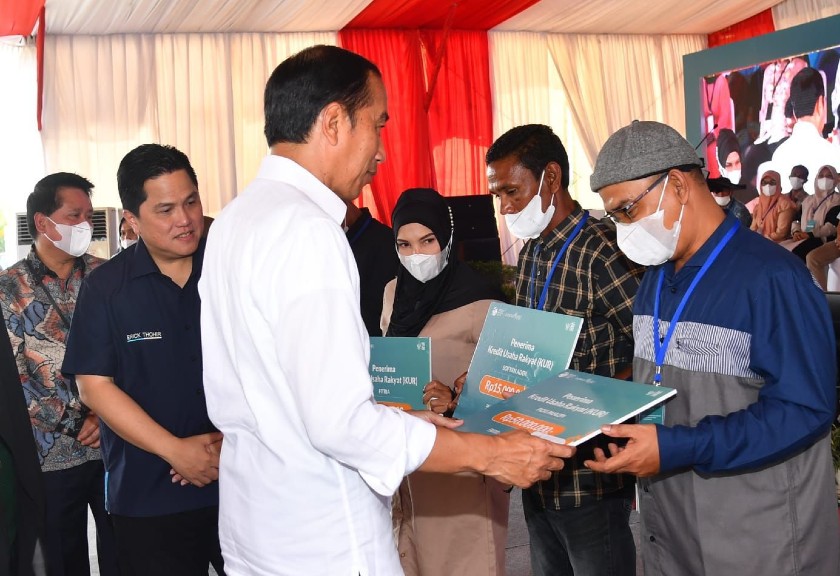 Presiden Joko Widodo menyerahkan kredit usaha rakyat (KUR) tahun 2023. (Setpres)