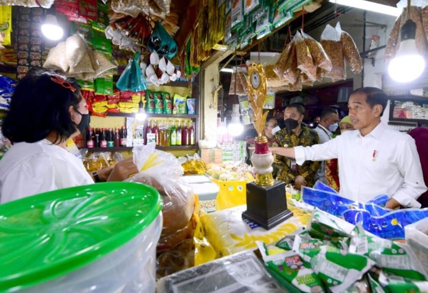 Presiden Joko Widodo mengunjungi Pasar Wonokromo, Surabaya, Jawa Timur untuk mengecek harga pangan. (BPMI Setpres/Muchlis J)