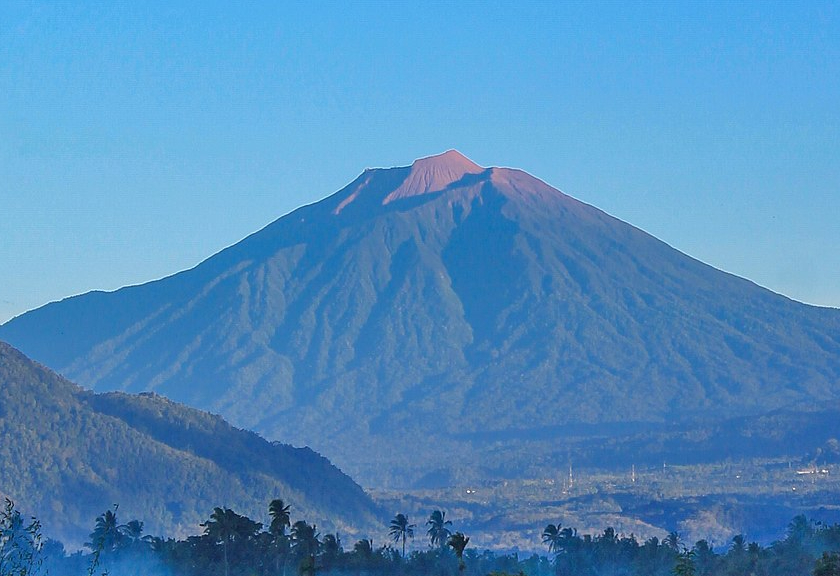 Ilustrasi gunung kerinci (Wikimedia)